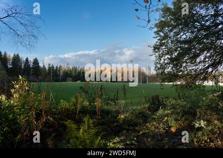 pratica il rugby al calderglen country park Foto Stock