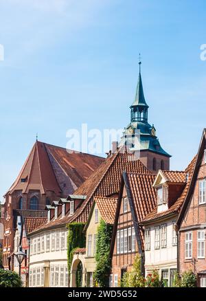 Case cittadine storiche nella strada 'Auf dem Meere', sullo sfondo la Michaeliskirche, vista del pittore sulla città vecchia della città anseatica di Foto Stock