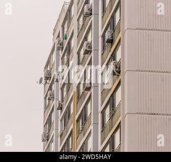 Esterno di un edificio di appartamenti con unità di aria condizionata installate sulla parete esterna di ogni appartamento, Corea del Sud Foto Stock