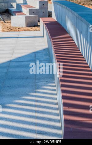Motivo a strisce causato da ombre su panchine in cemento e legno nel parco locale, Corea del Sud, Corea del Sud, Corea del Sud Foto Stock