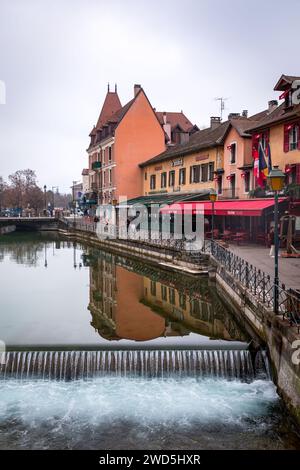 Annecy, Francia - 29 gennaio 2022: Vista panoramica dei bellissimi canali e degli edifici storici nel centro storico di Annecy, Rodano-Alpi, Francia. Foto Stock