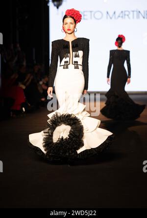 LORETO Martínez presentó su Colección de trajes de flamenca en Sevilla 2024 We Love Flamenco Colección LORETO MARTINE Foto Stock