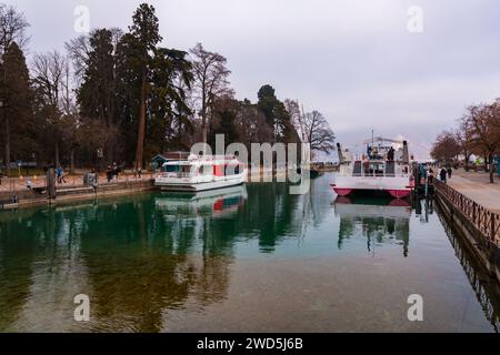 Annecy, Francia - 29 gennaio 2022: Il lago Annecy, nella regione dell'alta Savoia, è alimentato da sorgenti di montagna e noto per le sue acque pulite. Foto Stock