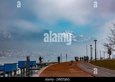 Annecy, Francia - 29 gennaio 2022: Il lago Annecy, nella regione dell'alta Savoia, è alimentato da sorgenti di montagna e noto per le sue acque pulite. Foto Stock