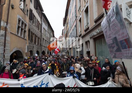 Annecy, Francia - 29 gennaio 2022: Gruppo di persone che manifestano contro l'oppressione statale del pass sanitario e la vacanza al pubblico in Annecy st Foto Stock