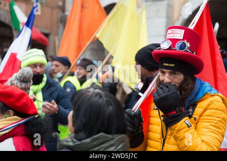 Annecy, Francia - 29 gennaio 2022: Gruppo di persone che manifestano contro l'oppressione statale del pass sanitario e la vacanza al pubblico in Annecy st Foto Stock
