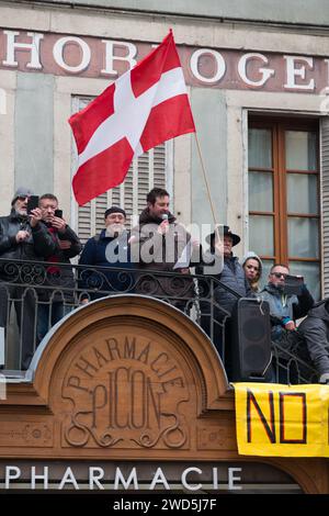 Annecy, Francia - 29 gennaio 2022: Gruppo di persone che manifestano contro l'oppressione statale del pass sanitario e la vacanza al pubblico in Annecy st Foto Stock