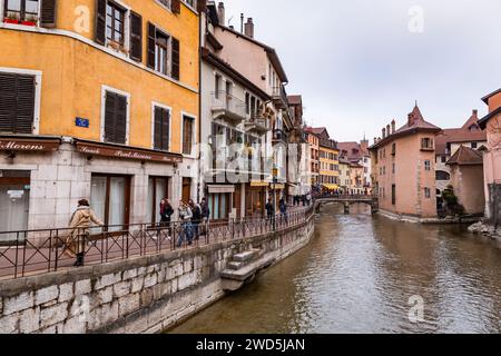 Annecy, Francia - 29 gennaio 2022: Vista panoramica dei bellissimi canali e degli edifici storici nel centro storico di Annecy, Rodano-Alpi, Francia. Foto Stock
