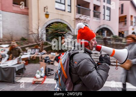 Annecy, Francia - 29 gennaio 2022: Gruppo di persone che manifestano contro l'oppressione statale del pass sanitario e la vacanza al pubblico in Annecy st Foto Stock