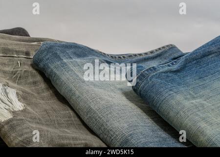 Primo piano di tre paia di jeans denim su sfondo bianco, Corea del Sud, Corea del Sud Foto Stock