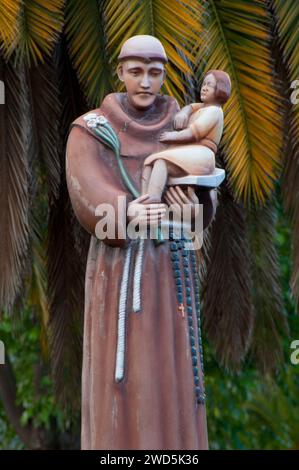 Sacerdoti e suore della Missione di San Antonio statua, la Missione di San Antonio de Pala, Pala Indian Reservation, California Foto Stock