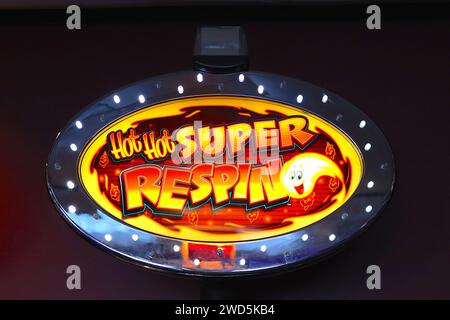 Testata illuminata WMS Hot Super Respin o parte superiore montata in cima a una slot machine video in una sala giochi, settembre 2022. Foto Stock