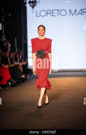 LORETO Martínez presentó su Colección de trajes de flamenca en Sevilla 2024 We Love Flamenco Colección LORETO MARTINE Foto Stock