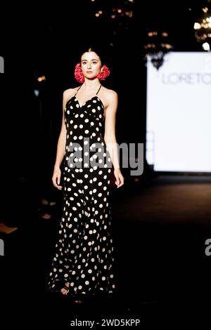 LORETO Martínez presentó su Colección de trajes de flamenca en Sevilla 2024 We Love Flamenco Colección LORETO MARTINE Foto Stock