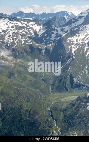 Vista sulla vetta della montagna con neve e rifugio Berliner Huette con Zemmbach nella valle Zemmgrund, Berliner Hoehenweg, Alpi Zillertal, Tirolo Foto Stock