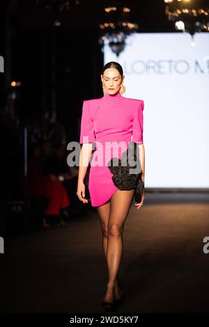 LORETO Martínez presentó su Colección de trajes de flamenca en Sevilla 2024 We Love Flamenco Colección LORETO MARTINE Foto Stock