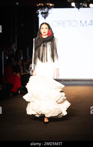 LORETO Martínez presentó su Colección de trajes de flamenca en Sevilla 2024 We Love Flamenco Colección LORETO MARTINE Foto Stock