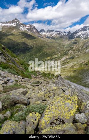 Pittoresco paesaggio montano, cime rocciose con neve, valle di Zemmgrund con torrente Zemmbach, panorama montano con Grosser Moerchner e. Foto Stock