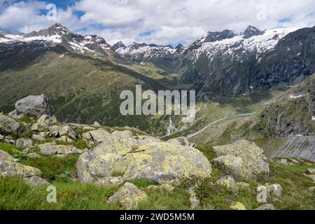 Pittoresco paesaggio montano, cime rocciose con neve, valle di Zemmgrund con torrente Zemmbach, panorama montano con Zsigmondyspitze e. Foto Stock