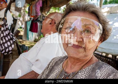 Merida Mexico, centro storico, parco pubblico Plaza grande, donna anziana che indossa una maschera trasparente protettiva completa, Covid-19 Foto Stock