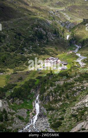 Vista del rifugio Berliner Huette con il torrente Zemmbach nella valle dello Zemmgrund, Berliner Hoehenweg, Zillertal Alps, Tirolo, Austria Foto Stock