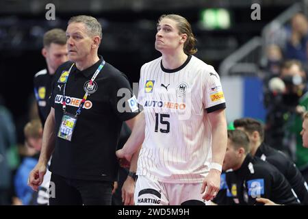 18.01.2024, Lanxess Arena, Koeln, GER, EHF Euro 2024, uomini, Hauptrunde Koeln, 1. Spieltag, Deutschland (GER) vs. Island (ISL), im Bild: Alfred Gislason Headcoach/Trainer (GER), Juri Knorr (GER #15), foto © nordphoto GmbH/Meuter Foto Stock