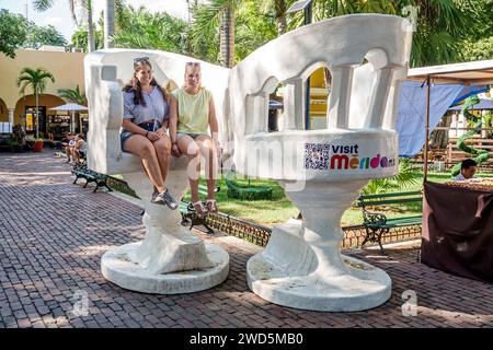 Merida Mexico, centro storico storico centrale, posti a sedere riservati, donne e amiche sedute, donne donne donne donne donne donne donne donne donne, adulti, Foto Stock