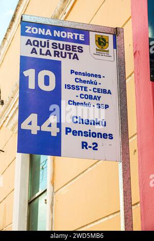 Merida Mexico, centro storico storico, percorsi con segnali di fermata dell'autobus pubblico, due lingue, Maya bilingue multilingue, cartelli Foto Stock