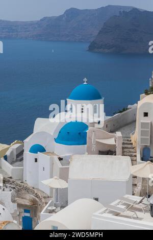 Santorini, Oia, con chiesa Agios Nikolaos, cupola blu, Cicladi, Grecia Foto Stock