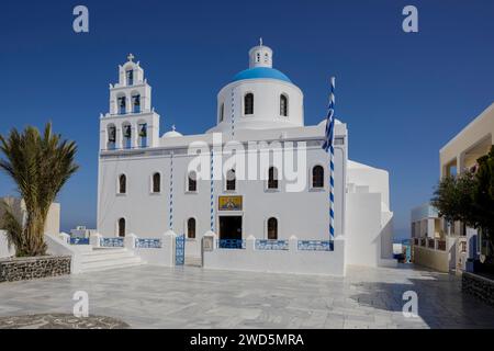 Santorini, Oia, chiesa di Panagia Platsani nella piazza principale, Cicladi, Grecia Foto Stock