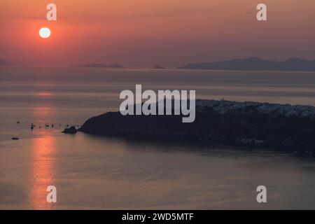 Santorini, Oia, tramonto, vista da Imerovigli, Cicladi, Grecia Foto Stock