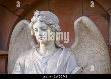 Bianco, figura di angelo femminile, statua di angelo con stella sulla corona, vista dettagliata con ali finemente lavorate, tomba storica, cimiteri Foto Stock