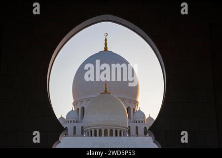 Cupole di Sheikh Zayed Grande Moschea di Abu Dhabi, Emirati Arabi Uniti Foto Stock