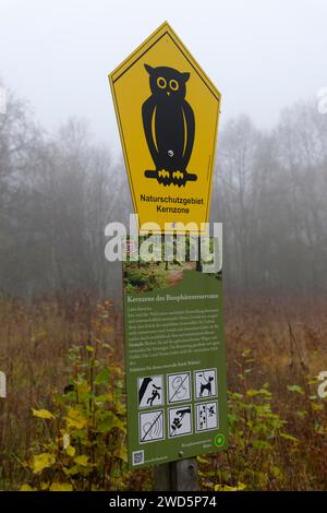 Bordo di confine nella riserva naturale Rotes Moor, Hessian Rhoen, Assia, Germania Foto Stock