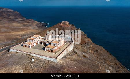 Vista aerea del complesso edilizio del faro Faro de la Entallada risalente al 50, anno 1953 1954, con grande cupola di vetro su 183 metri Foto Stock