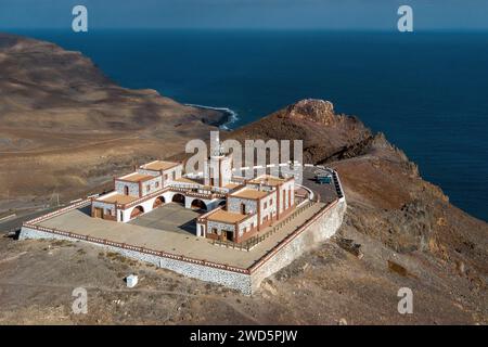 Vista aerea del complesso edilizio del faro Faro de la Entallada risalente al 50, anno 1953 1954, con grande cupola di vetro su 183 metri Foto Stock