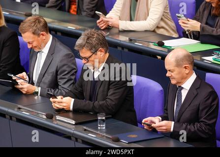 Il Cancelliere federale Olaf Scholz (a destra), il Ministro federale dell'economia Robert Habeck (centro) e il Ministro federale delle finanze Christian Lindner guardate Foto Stock