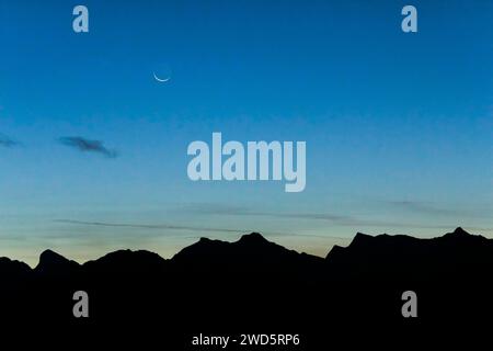 Luna a mezzaluna sulla silhouette di montagna, Vallese, Alpi svizzere Foto Stock