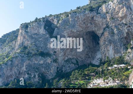 Grande buco in una montagna sull'isola di Capri.Napoli, Italia Foto Stock