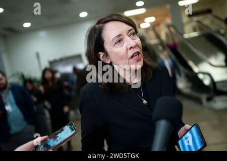 Washington, Stati Uniti. 3 gennaio 2019. La senatrice Maria Cantwell, D-WA, parla alla stampa al Campidoglio degli Stati Uniti a Washington, DC giovedì 18 gennaio 2024. Foto di Bonnie Cash/UPI credito: UPI/Alamy Live News Foto Stock