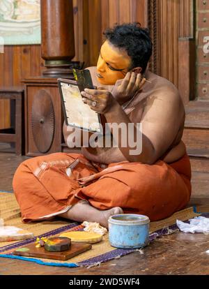 Danzatrice Kathakali che applica il trucco, Fort Kochi, Cochin, Kerala, India Foto Stock