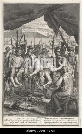 Offerande del bottino dei Midjaniti, Gilliam van der Gouwen, dopo Gerard Hoet (i), 1728 stampa Mosè e il sacerdote Eleazar prendono i gioielli d'oro dal bottino dei Midjaniti come sacrificio per Dio (Num. 31: 50-54). La stampa ha una didascalia in ebraico, latino, francese, inglese, tedesco e olandese. Tipografia: Amsterdampublisher: L'Aia incisione di carta / incisione dell'oblazione dell'ufficiale dopo la battaglia degli Israeliti contro i Midianiti; Mosè ed Eleazar portano i doni al Tabernacolo Foto Stock