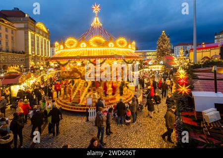 Il Dresden Striezelmarkt è un mercatino di Natale a Dresda. Si tiene in Avvento dal 1434, di solito sulla piazza Altmarkt, e attrae un Foto Stock