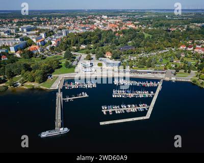 Senftenberg è una città nel sud del Brandeburgo, sull'omonimo lago. Porto cittadino, Senftenberg, Brandeburgo, Germania Foto Stock