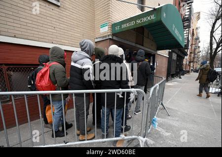 New York, USA. 18 gennaio 2024. I migranti in cerca di asilo aspettano in fila fuori St. Brigid reticketing Center sul Lower East Side di Manhattan, New York, NY, 18 gennaio 2024. I migranti aspettano un nuovo rifugio dopo che è stato recentemente imposto un limite di 30 giorni, costringendoli a ripresentare domanda e ad aspettare; si stima che circa 3000 migranti arrivino ogni settimana a New York. (Foto di Anthony Behar/Sipa USA) credito: SIPA USA/Alamy Live News Foto Stock