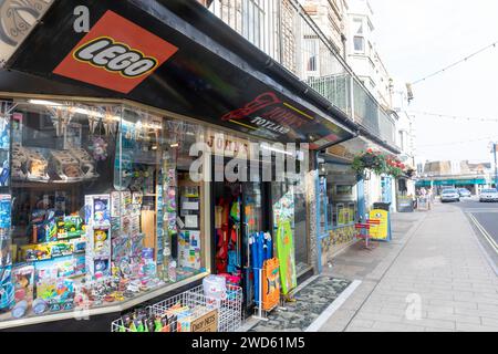 Swanage Isle of Purbeck, Dorset, negozio di giocattoli per bambini nel centro città con prodotti lego disponibili, Inghilterra, Regno Unito, 2023 Foto Stock