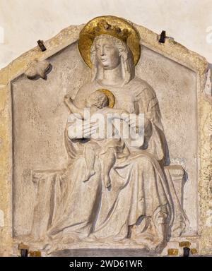 Treviso - il rilievo della Madonna con il bambino Gesù e la farfalla (simbolo dell'anima) nella chiesa di San Vito e Santa Lucia Foto Stock