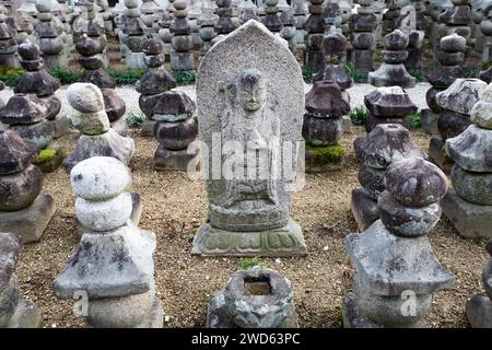 Tempio Gango-ji, un antico tempio buddista con numerose lanterne in pietra e lapidi a Nara, in Giappone. Foto Stock