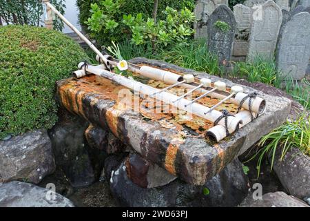 Tempio Gango-ji, un antico tempio buddista con numerose lanterne in pietra e lapidi a Nara, in Giappone. Foto Stock