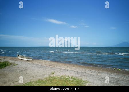 Riva del lago Ometepe con il vulcano nelle giornate di sole Foto Stock